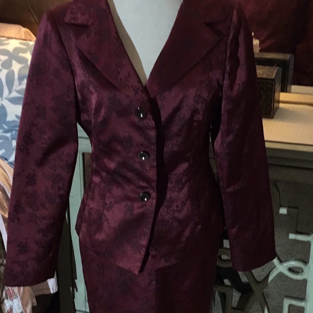 Tahari woman suit burgundy.